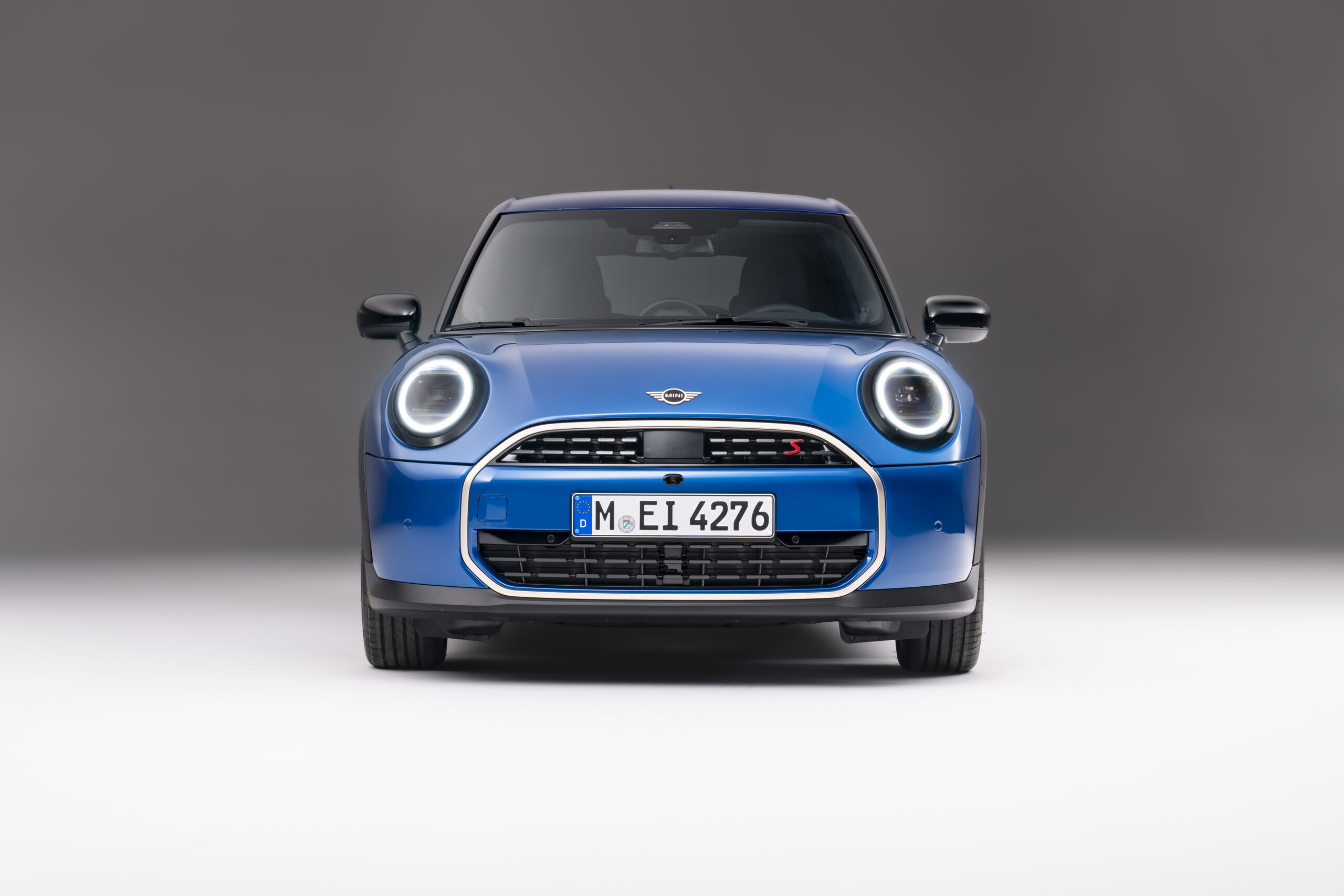 Il design del frontale della nuova MINI Cooper 5 porte è ridotto all'essenziale e ricorda il design purista della Mini classica. Materiali innovativi contribuiscono a realizzare un’atmosfera “feel-good” nell'abitacolo della MINI Cooper